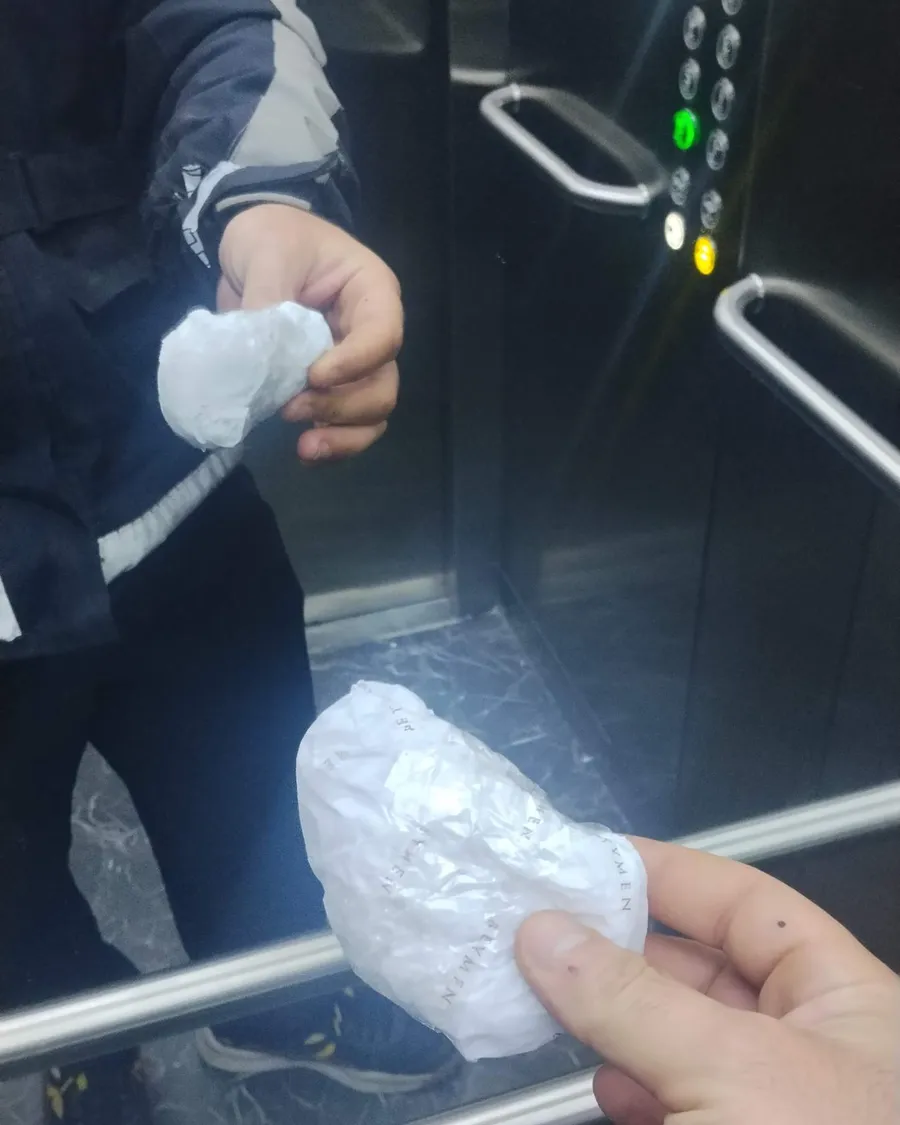 Asansörde küçük paket teslimi