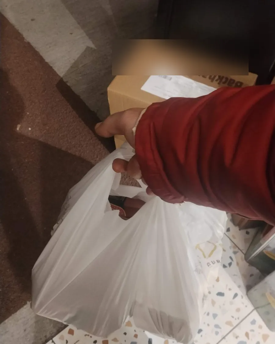 Kapı önünde market poşeti ve koli