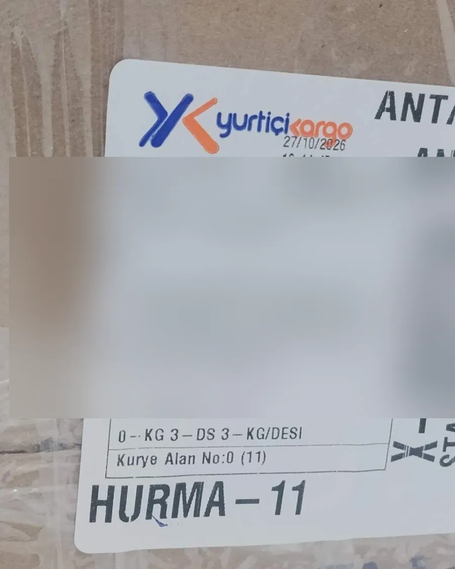 Kargo etiketi yapıştırılmış koli
