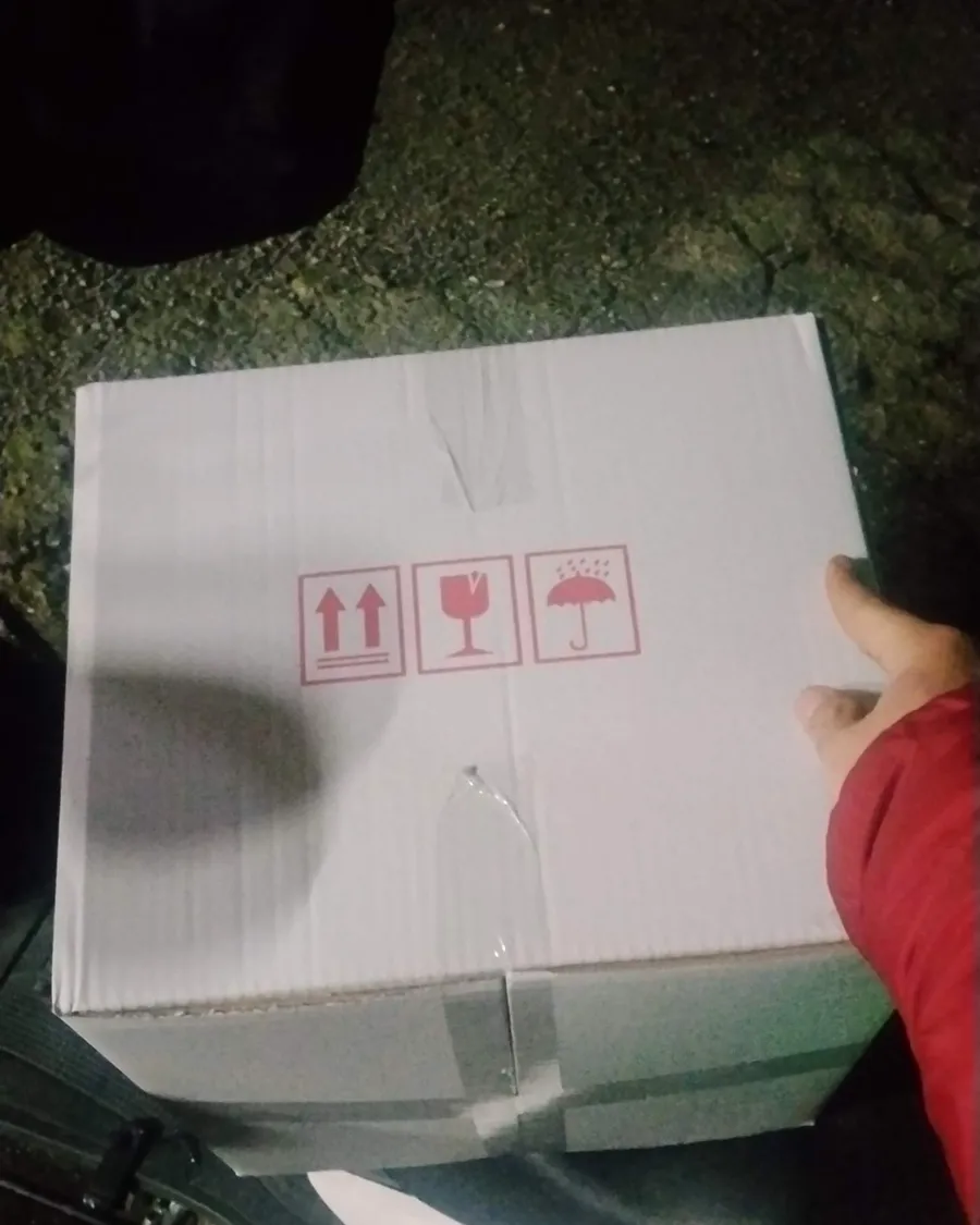 Bu taraf yukarı, kırılır ve ıslatmayın işaretli koli