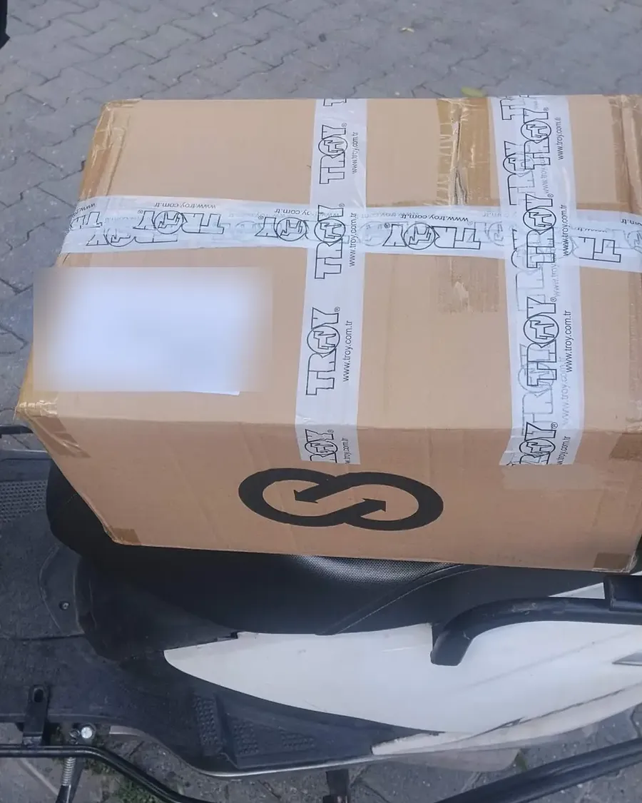 Motor üzerinde taşınan büyük koli
