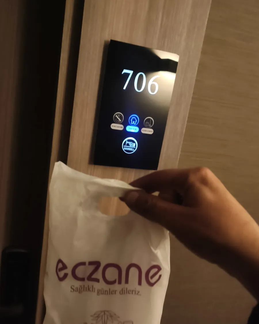 Otel odası kapısında eczane poşeti