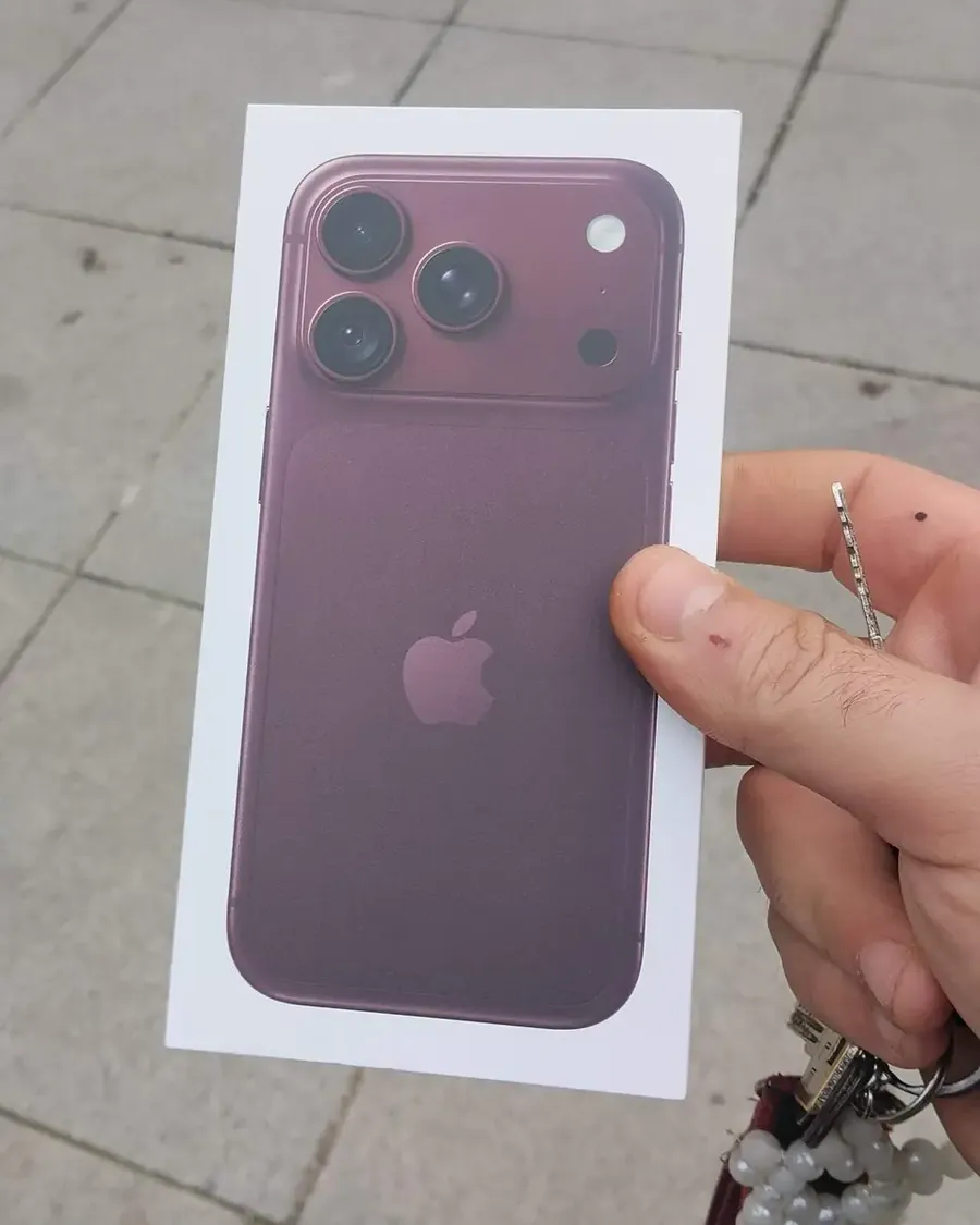 Kutusunda yeni telefon, kuryenin elinde